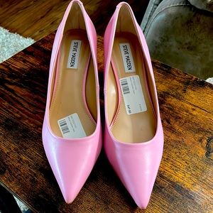 Steve Madden New pink pump, never worn, right toe has a tiny nick.